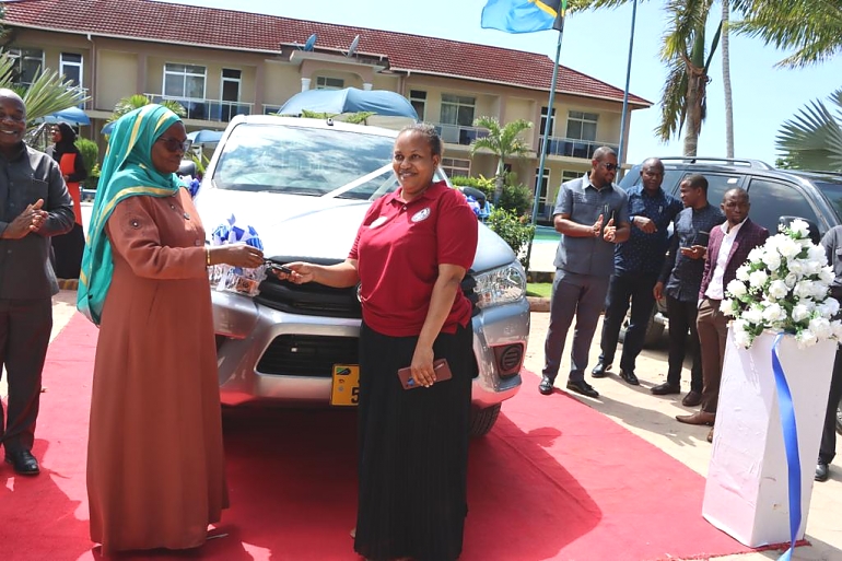 Mkuu wa Mkoa wa Lindi na Kamishina wa Tume ya Maendeleo ya Ushirika, Mhe.Zainab Telack (Kushoto) akikabidhi gari kwa Mrajis Msaidizi wa Mkoa wa Lindi Cecilia Philimini.