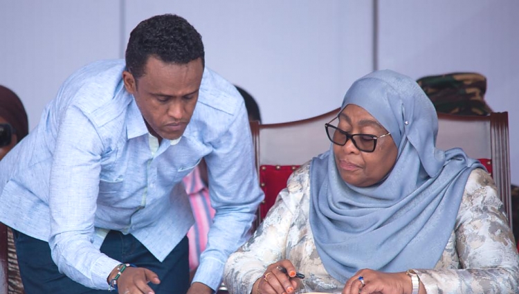 Rais wa Jamhuri ya Muungano wa Tanzania, Mheshimiwa Dkt.Samia Suluhu Hassan, akizungumza na Waziri wa Kilimo Mhe.Hussein Bashe wakati wa Mkutano wa Hadhara.
