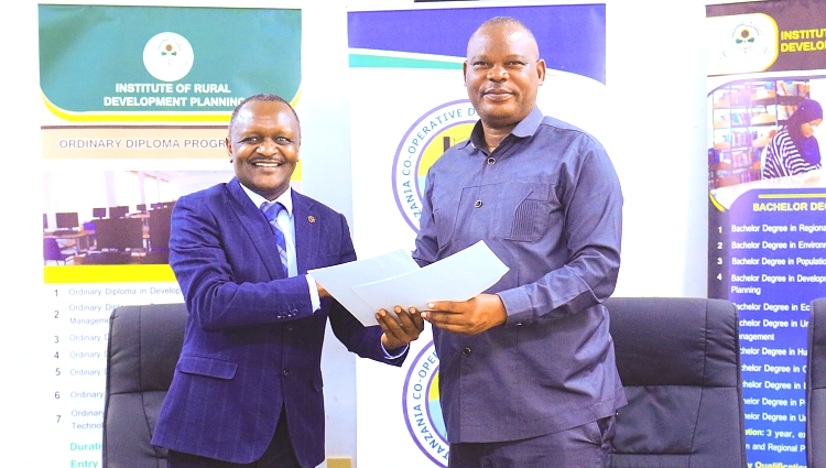 Mrajis Dkt. Benson Ndiege na Mkuu wa Chuo cha Mipango Prof. Hozen Mayaya baada ya kusaini Randama ya Makubaliano (MoU) Jijini Dodoma hivi karibuni