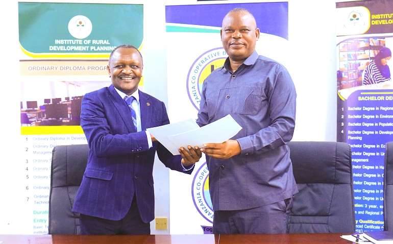 Mrajis Dkt. Benson Ndiege na Mkuu wa Chuo cha Mipango Prof. Hozen Mayaya baada ya kusaini Randama ya Makubaliano (MoU) Jijini Dodoma hivi karibuni