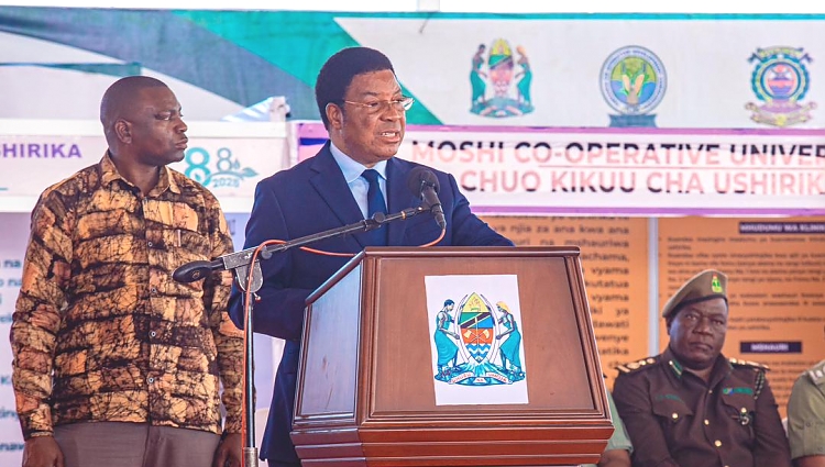 Waziri Mkuu Mhe. Kassim Majaliwa akizungumza katika siku maalum ya Ushirika kwenye Maonesho ya Nanenane 2025, Nzuguni Jijini Dodoma