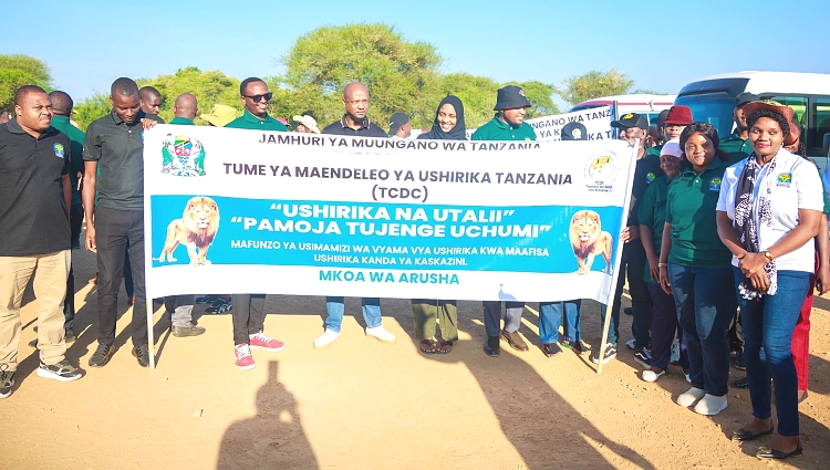 Kaimu Naibu Mrajis Consolata Kiluma (wa kwanza kulia) na Maafisa Ushirika wa Kanda ya Kaskazini waunga Mkono Serikali kuutangaza Utalii, Tarangire Mkoani Manyara
