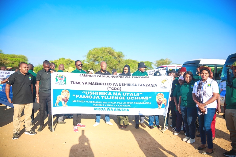 Kaimu Naibu Mrajis Consolata Kiluma (wa kwanza kulia) na Maafisa Ushirika Kanda ya Kasakazini waunga Mkono Serikali kuutangaza Utalii, Tarangire Mkoani Manyara