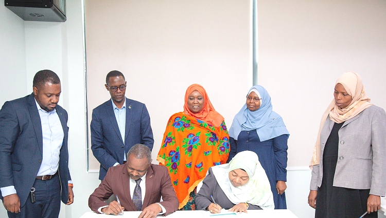 Mrajis na Mtendaji Mkuu wa TCDC Dkt. Benson Ndiege pamoja na Kaimu Mrajis Idara ya Maendeleo ya Ushirika Bi. Zainab Abdulkadiri wakisaini Randama ya Mashirikiano