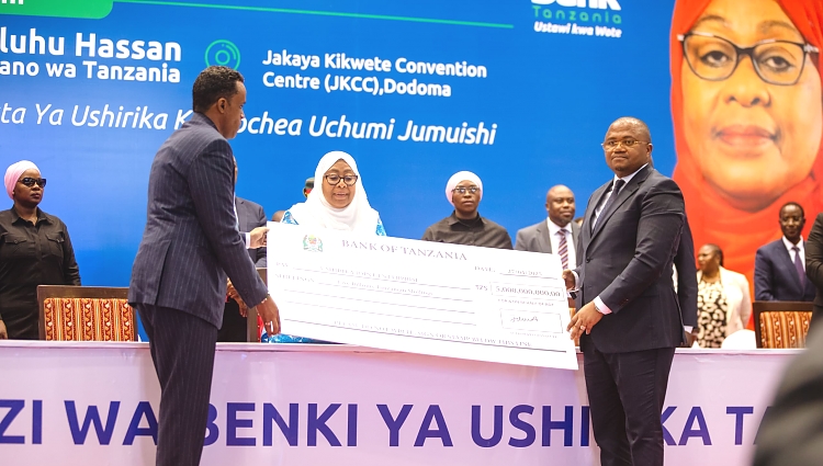 Rais Mhe. Dkt. Samia Suluhu Hassan akishuhudia makabidhiano ya mfano wa Hundi wa Shillingi Billioni 5, mchango wa Serikali wa uanzishaji wa Benki ya Ushirika