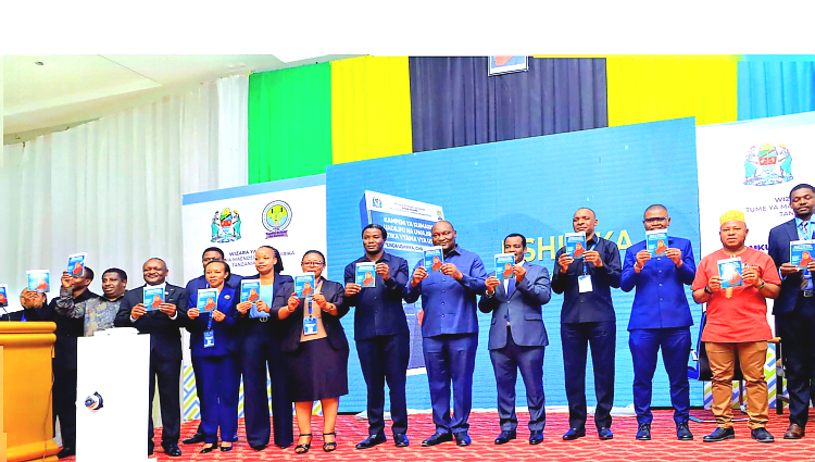 Waziri wa Kilimo, Mhe. Daniel Chongolo na Viongozi wengine wa Serikali katika uzinduzi wa kitabu cha Kampeni ya