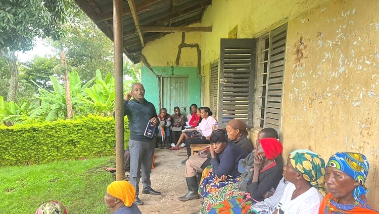 wakulima wa mbogamboga wakimsikiliza Mhamasishaji wa TCDC,Ndimolwo Laizer