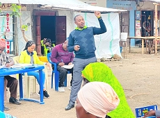 Afisa Ushirika Ndimolo Laizer akiwahamasisha wakulima kujiunga na Vyama vya Ushirika