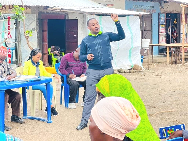Afisa Ushirika Ndimolo Laizer akiwahamasisha wakulima kujiunga na Vyama vya Ushirika