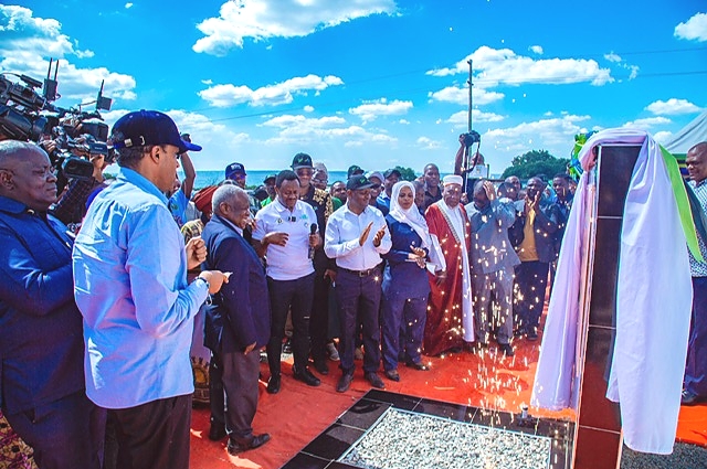 Waziri wa Kilimo, Mhe. Hussein Bashe, akizindua Kiwanda cha Kubangua Korosho kinachomilikiwa na Chama Kikuu cha Ushirika TANECU LTD