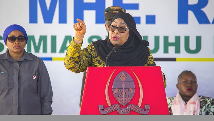 Rais wa Jamhuri ya Muungano wa Tanzania Mheshimiwa Dkt. Samia  Suluhu Hassan, akizungumza na wananchi wa Mtwara katika Mkutano wa Hadhara uliofanyika Uwanja wa Nangwanda Sijaona