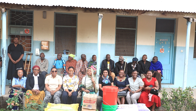 viongozi wa Jukwaa la  Wanawake na Viongozi wa  SACCOS zilizoshiriki Maadhimisho ICUD wakiwa katika picha ya pamoja na Wazee wa kituo cha Makazi ya Bukumbi leo tarehe 25 Octoba 2023 baada ya kutoa msaada