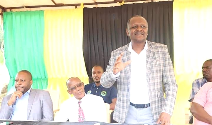 Mrajis wa Vyama vya Ushirika Dkt Benson Ndiege akizungumza katika ufunguzi wa Mnada wa kwanza Kibiti(katikati) Mkuu wa Wilaya ya Kibiti Kanali Micolas Kolombo (Kushoto) Kaimu Mkurungenzi wa Bodi ya Usimamizi wa Stakabdhi za Ghala Asangye Bangu