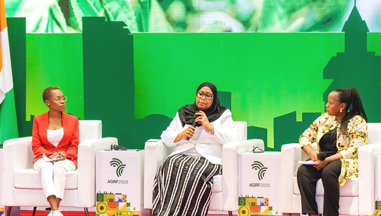 Rais Mhe. Dkt Samia Suluhu Hassan, akizungumza  katika Mkutano wa Jukwaa la Mifumo ya Chakula Afrika (AGRF) Jijini Dar es salaam.