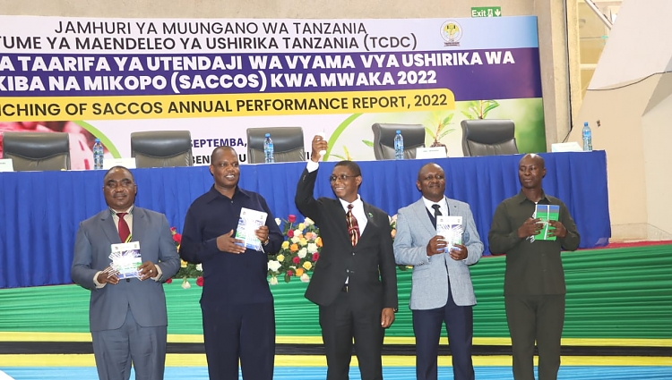 Gavana wa Benki Kuu ya Tanzania Emmanuel Tutuba (katikati) akizindua Taarifa ya Utendaji ya Vyama vya Ushirika wa Akiba na Mikopo (SACCOS) 2022, Jijini Mwanza