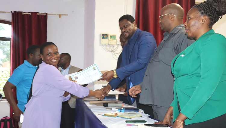 Naibu Mrajis Udhibiti  Collins Nyakunga akikabidhi Cheti cha Ushiriki wa Mafunzo kwa Afisa Ushirika wa Mkoa wa Pwani Enikia Disanda wakati wa kufunga wa Mafunzo ya Maafisa Ushirika Mkoa wa Morogoro