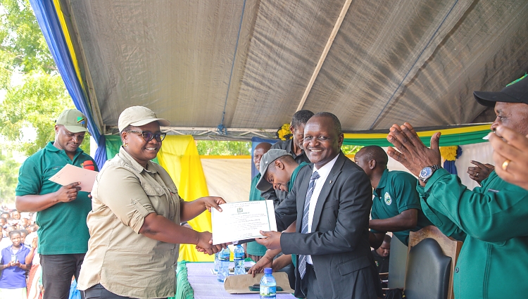 Mrajis wa Vyama vya Ushirika Dkt Benson Ndiege akimkabidhi cheti Mkurugenzi wa Halmashauri ya Songwe CPA Cecilia Kavishe wakati wa Kongamano la Vyama vya Ushirika Songwe