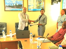 Mwanasheria Sekretarieti ya Ofisi ya Mkuu wa Mkoa Mtwara Frank Kanyusi ambaye alimuwakilisha Katibu Tawala wa Mkoa akimkabidhi Kompyuta Mpakato Afisa Ushirika wa Mkoa wa Ruvuma Christer Mkinga