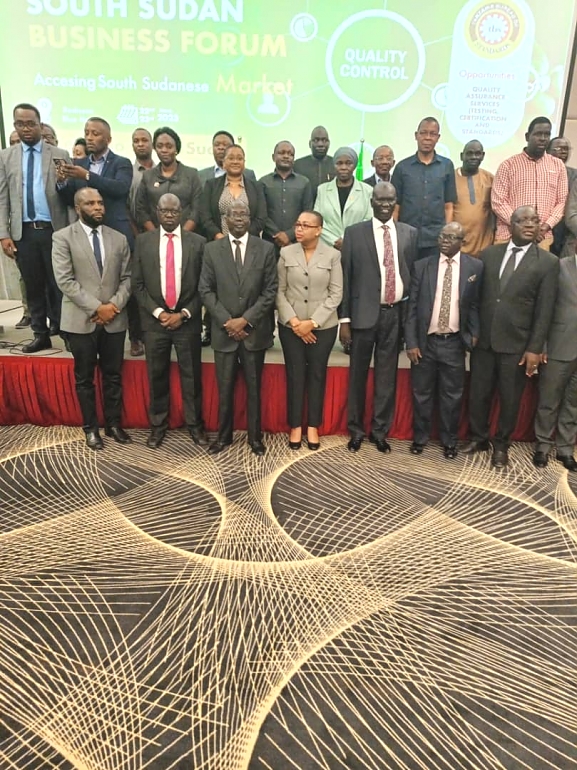 Mrajis wa Vyama vya Ushirika Dkt Benson Ndiege akiwa katika picha ya pamoja na Viongozi wa Taasisi za Kiserikali na Sekta Binafsi kwenye Mkutano wa Fursa za Kibiashara na Masoko Nchini Sudani Kusini
