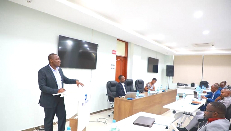 Kaimu Mwenyekiti Baraza la Wafanyakazi la Tume ya Maendeleo ya Ushirika Tanzania, Gabriel Mwita, akizungumza katika kikao cha  kupitia na kujadili Mpango wa Bajeti ya Tume kww Mwaka 2023/2024.