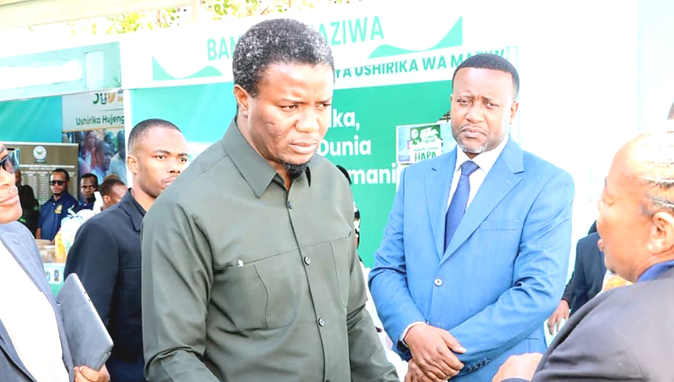 Mhe. David Silinde(Mb), Naibu Waziri wa Kilimo, akizungumza na Mjasiriamali katika Banda la maonesho kwenye maadhimisho ya Siku ya Ushirika Duniani, Jijini Dodoma