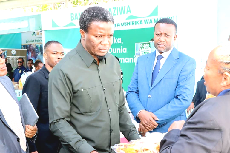 Mhe. David Silinde(Mb), Naibu Waziri wa Kilimo, akizungumza na Mjasiriamali katika Banda la maonesho kwenye maadhimisho ya Siku ya Ushirika Duniani, Jijini Dodoma