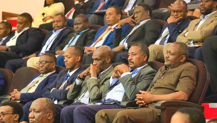 Baadhi ya Wakuu wa Taasisi wakifuatilia Uwasilishaji wa Bajeti ya Wizara hiyo kwa mwaka 2023/2024. Wa kwanza kulia Mrajis na Mtendaji Mkuu wa Tume ya Maendeleo ya Ushirika Tanzania(TCDC) Dkt Benson Ndiege