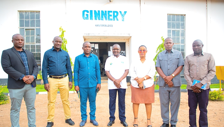 Mrajis na Mtendaji Mkuu TCDC Dkt Ndiege akiwa katika picha ya pamoja na wajumbe,Meneja KACU na Mrajis Msaidizi Mkoa wa Shinyanga