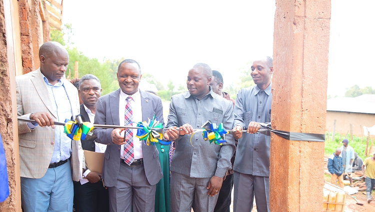 Mtendaji Mkuu Dkt Benson Ndiege akuzindua Mradi wa ujenzi wa uzio na bweni  kwa Shule ya Sekondari Nyaishozi  inayomilikiwa na  Chama Kikuu Ushirika cha Karagwe KDCU