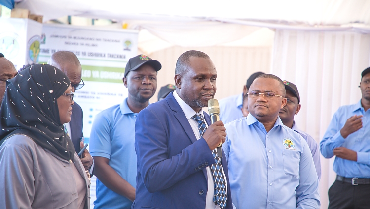 Katibu Tawala Mkoa wa Mwanza,  Elikana Balandya akizungumza katika kilele cha ICUD 2023 jijini Mwanza kulia Mwenyekiti wa Kamisheni ya Tume ya Maendeleo ya Ushirika Tanzania, Dkt. Abdulmajid Nsekela,
